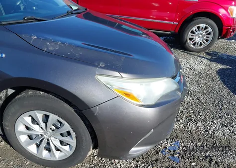 2015 Toyota Camry Hybrid Le z USA, uszkodzony, nr VIN 4T1BD1FK2FU173379